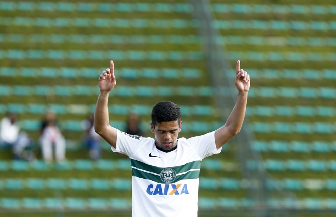 Paulo Victor comemora o primeiro dele sobre o Andraus. | Hugo Harada/Gazeta do Povo