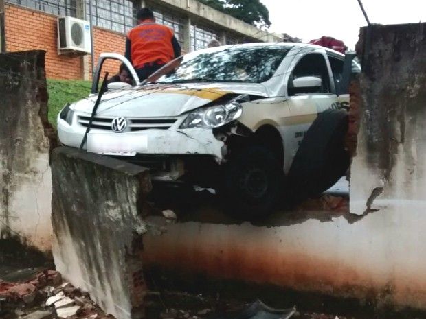 Mulher de 63 anos ficou nervosa ao saber que estava reprovada em teste de direção, passou mal e bateu carro da autoescola. | Detran/Divulgação