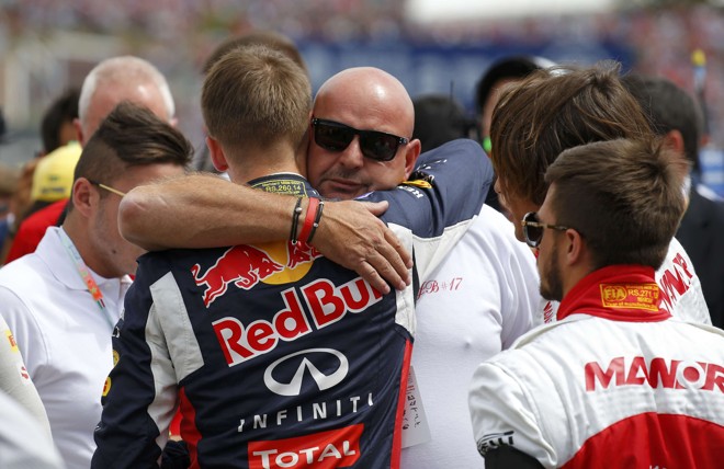 Daniil Kvyat, piloto da Red Bull e amigo de Bianchi, abraça Phillipe, pai do piloto morto em decorrência de acidente no Japão. | LASZLO BALOGH/REUTERS