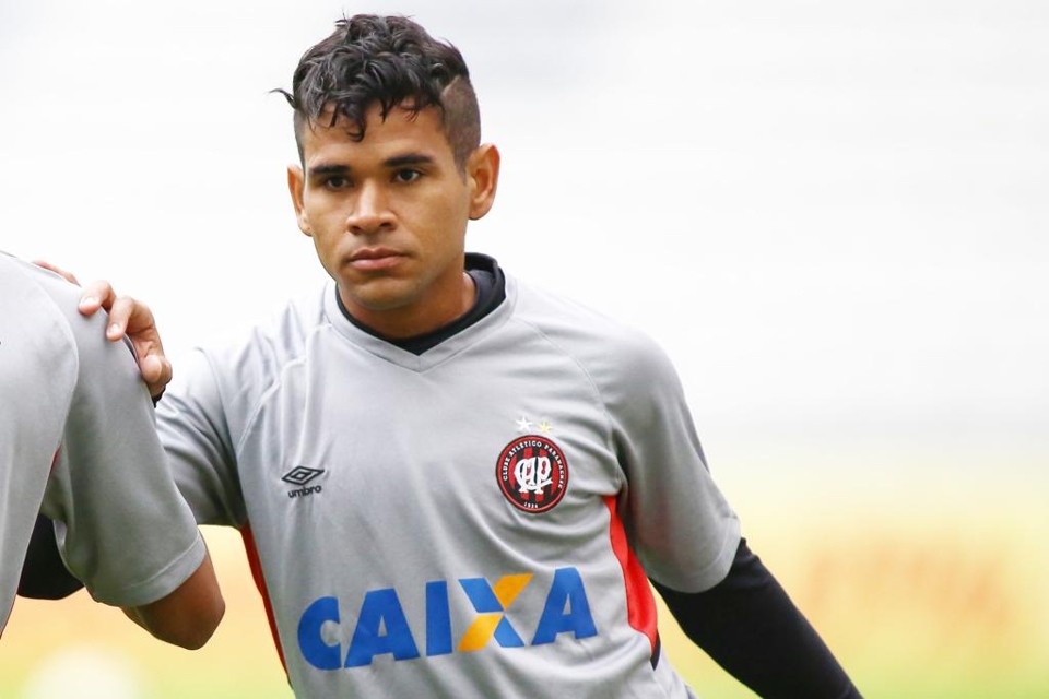 Ederson estava no Al Wasl, dos Emirados Árabes, e retornou de empréstimo ao Atlético. | Giuliano Gomes/Gazeta do Povo