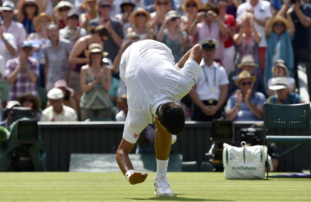 Novak Djokovic dá um tapa na grama de Wimbledon logo depois de fechar o jogo contra Nieminen, pela segunda rodada. | Toby Melville /Reuters