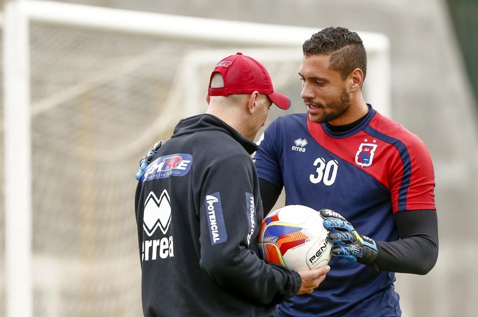 Os goleiros Marcos, de 39 anos, e Wendell, de 22, conversam durante treino do Paraná: convívio tem orientação e brincadeiras. | Hugo Harada/Gazeta do Povo