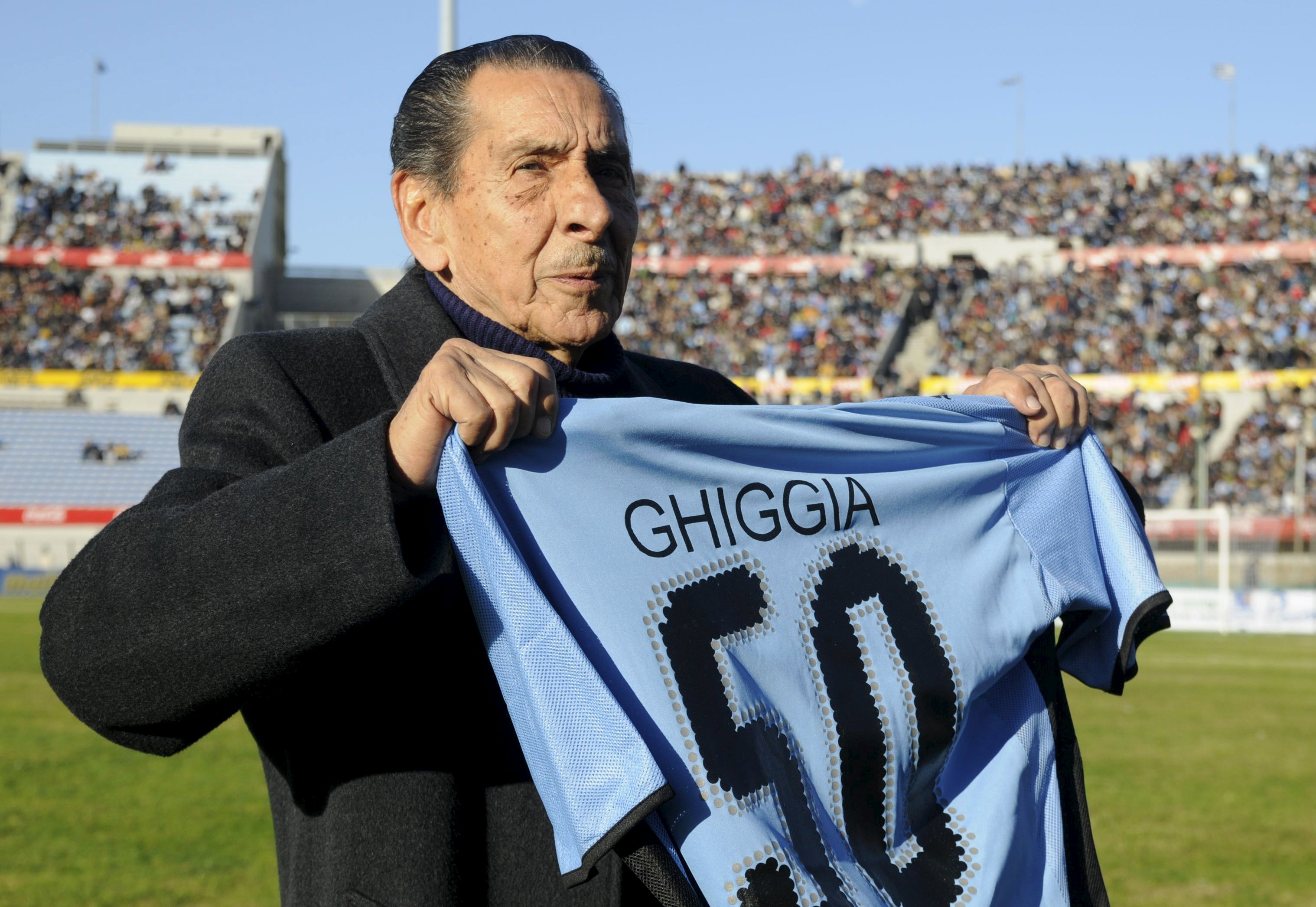 Ghiggia recebe homenagem no Estádio Centenário, em Montevidéu, em 2008: visitas ao Rio para ver o amigo Barbosa. | PABLO LA ROSA/REUTERS