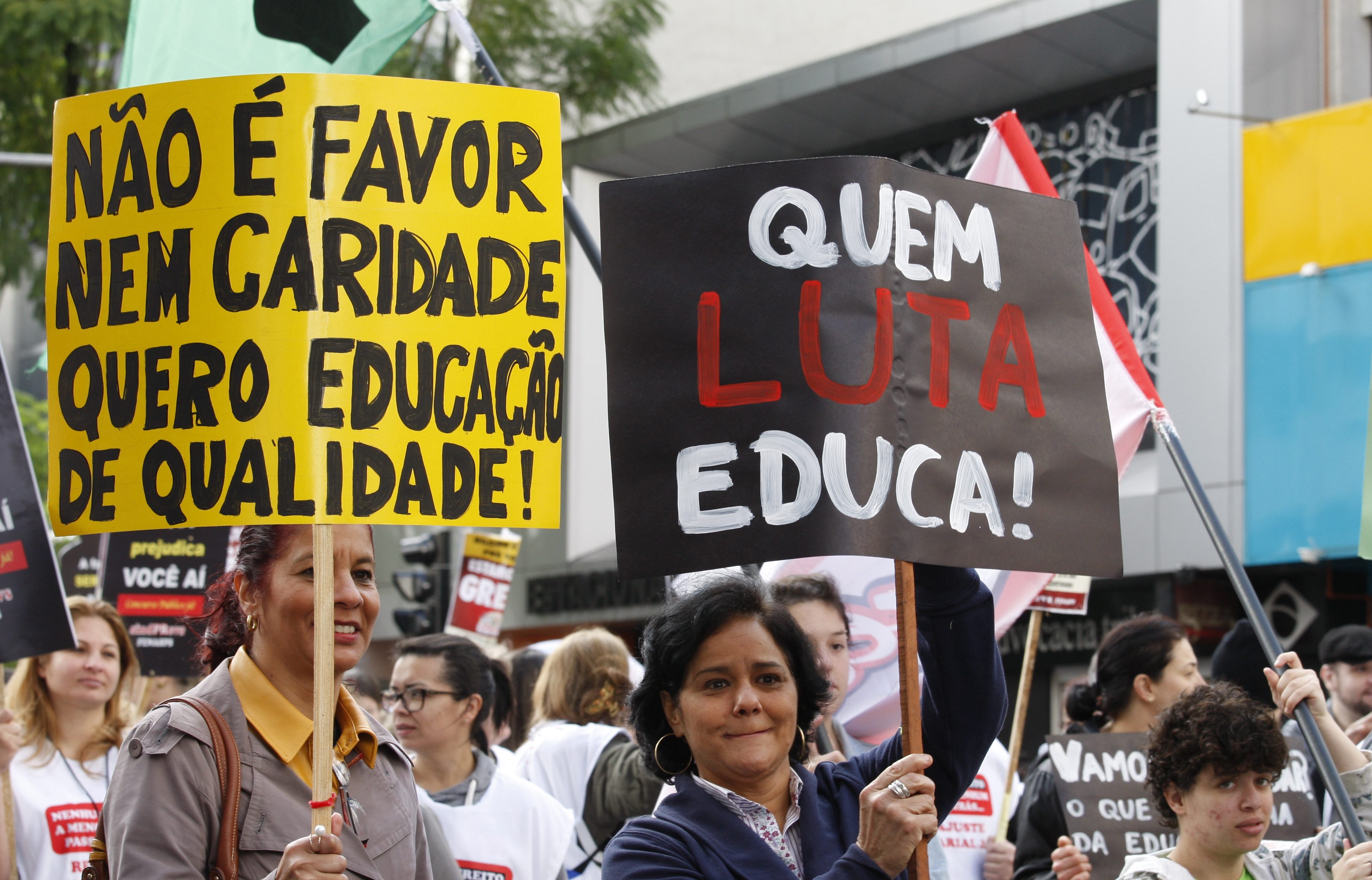 Em ato nacional, técnicos federais pediram por melhores condições de trabalho. Eles estão em greve desde o fim de maio. | Aniele Nascimento/Gazeta do Povo