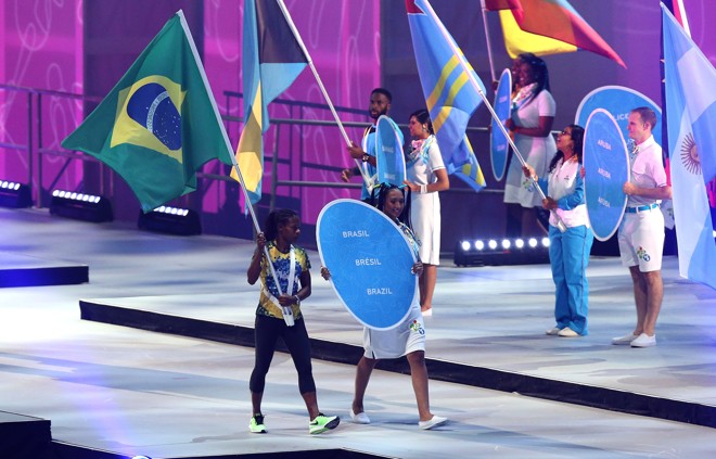 A delegação brasileira teve como porta-bandeira a jogadora de futebol Formiga na cerimônia de encerramento. | Rodolfo Buhrer/Folhapress