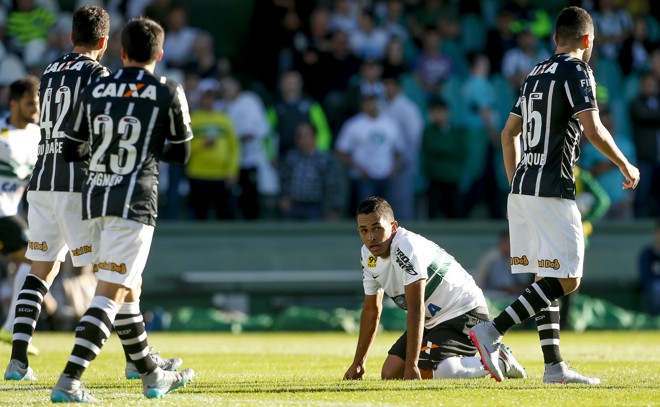 Esquerdinha fez o primeiro tempo no meio-campo e o segundo, na lateral esquerda. | Hugo Harada/Gazeta do Povo