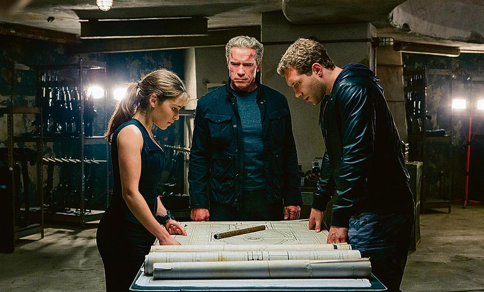 Ator austríaco (ao centro) volta ao icônico papel em filme frágil e recheado de autorreferências. | Divulgação