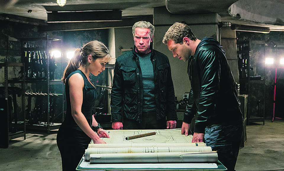 Ator austríaco (ao centro) volta ao icônico papel em filme frágil e recheado de autorreferências. | Divulgação
