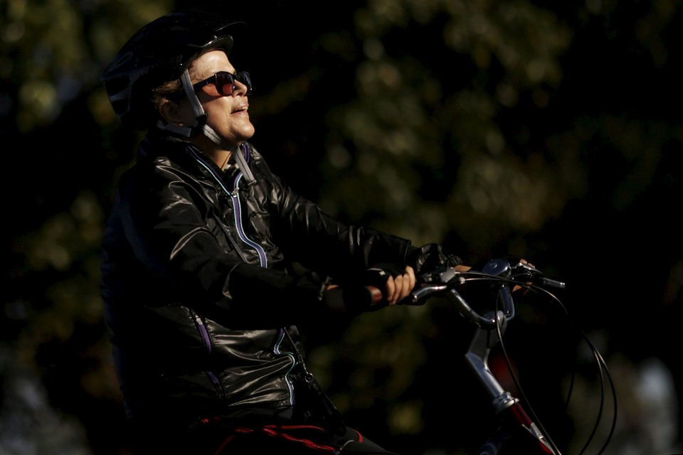 Em meio à crise política, presidente Dilma mantém o hábito das pedaladas diárias. | Ueslei Marcelino/Reuters