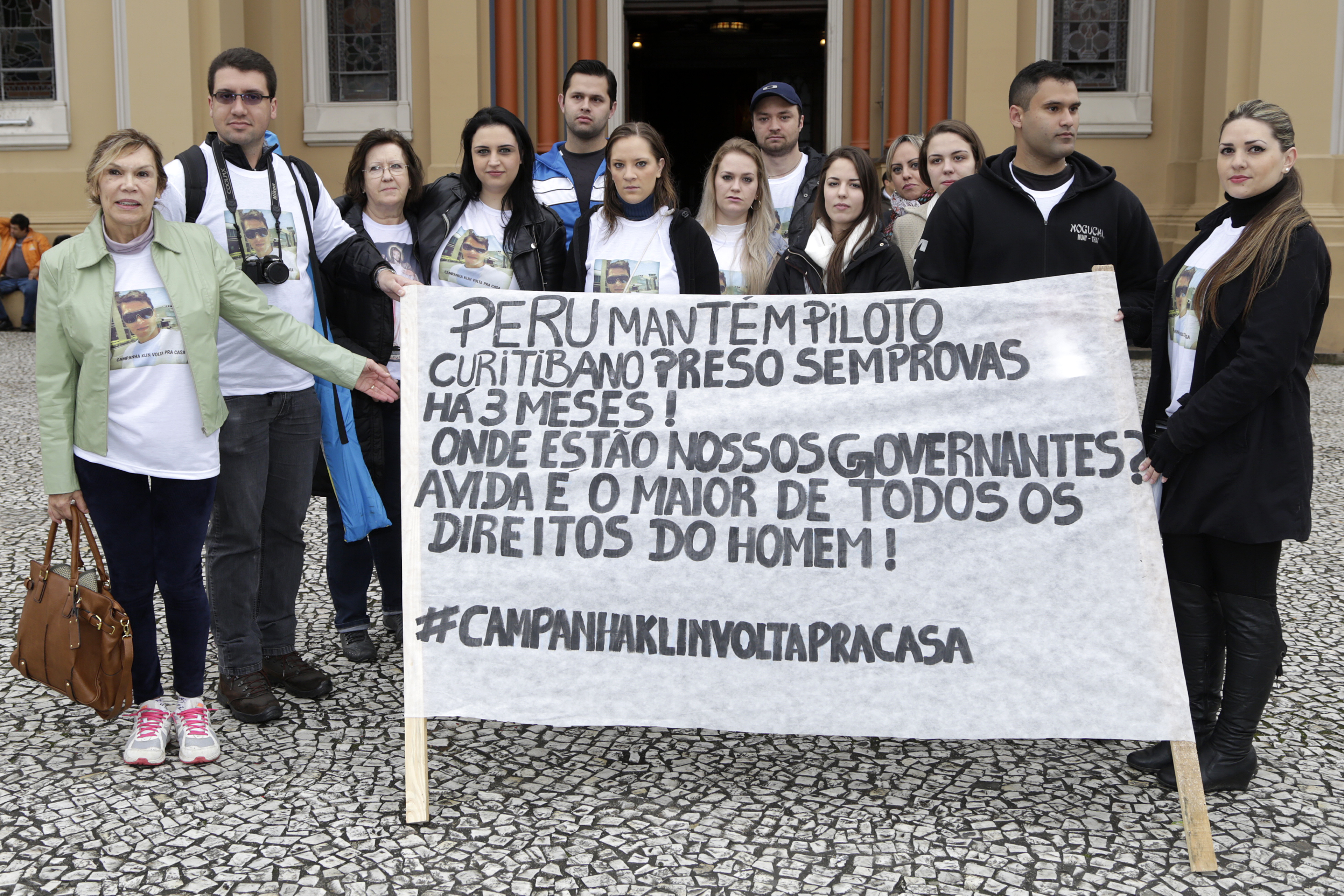 Concentração do ato em apoio ao piloto aconteceu em frente à Catedral. | ALIOCHA MAURICIO/TRIBUNA DO PARANÁ