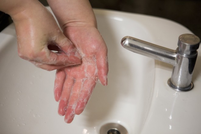 Friccione as pontas dos dedos e unhas de uma mão esquerda contra a palma da outra. Foto: | Brunno Covello/Gazeta do Povo