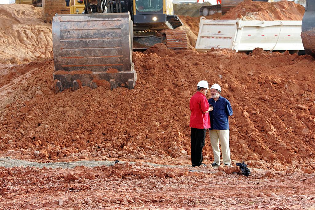 Os ex-presidentes Lula e Hugo Chávez, da Venezuela, nas obras da refinaria Abreu e Lima, em Pernambuco: influência da Odebrecht. | Evaristo Sa/ AFP