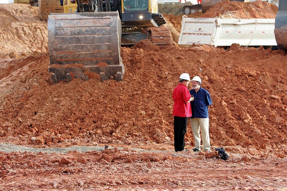 Os ex-presidentes Lula e Hugo Chávez, da Venezuela, nas obras da refinaria Abreu e Lima, em Pernambuco: influência da Odebrecht. | Evaristo Sa/ AFP