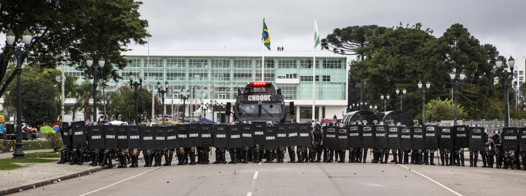 Policiais protegem o Palácio Iguaçu no dia 29 de abril, data que a lei foi aprovada na Assembleia. | Brunno Covello/Gazeta do Povo