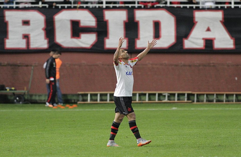Flamengo vence com gol de Sheik e sai da zona de risco Emerson Sheik marcou o gol da vitória do Flamengo sobre o Joinville em Santa Catarina. | Gilvan de Souza/Flamengo