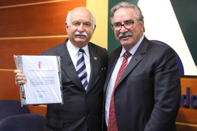 O presidente do Instituto dos Advogados do Paraná, José Lucio Glomb (à dir.), recebeu na quinta-feira o presidente do Tribunal de Justiça, desembargador Paulo Roberto Vasconcelos, para a palestra “Judiciário Estadual na atualidade e suas perspectivas”. Vasconcelos também apresentou o plano de obras do Judiciário estadual. | Irineu Wlodarczyk