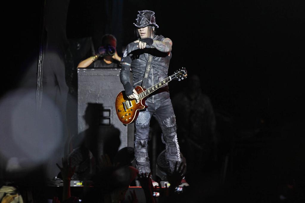 Dj Ashba em ação na Vila Capanema, em 30 de março de 2014. | Antônio More /Gazeta do Povo