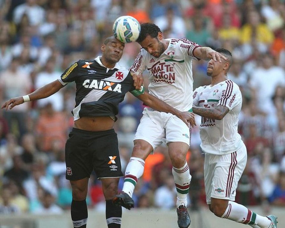 Zagueiro Rodrigo divide com o atacante Fred: vitória no clássico com o Fluminense não tira Vasco da ZR | Nelson Perez / Fluminense/