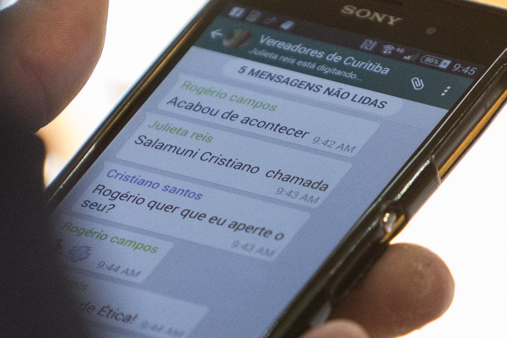 Mensagem em que Cristiano Santos pede a Rogério Campos se ele quer que marque a presença. | Henry Milleo/Gazeta do Povo