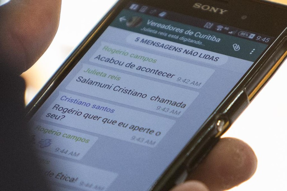 Mensagem em que Cristiano Santos pede a Rogério Campos se ele quer que marque a presença. | Henry Milleo/Gazeta do Povo