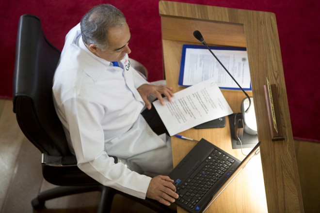 Como “antigamente”: Professor Galdino (PSDB) prefere a tela maior de um potente notebook durante as sessões. | Henry Milleo/Gazeta do Povo