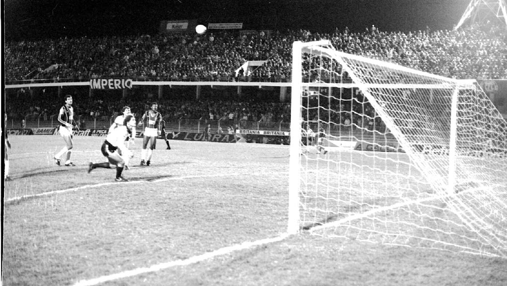 Carlos Alberto, goleiro do Joinville, é encoberto pela bola cabeceada por Dida: Coritiba abriu o marcador logo no início da partida. | Rubens Vandressen/Gazeta do Povo