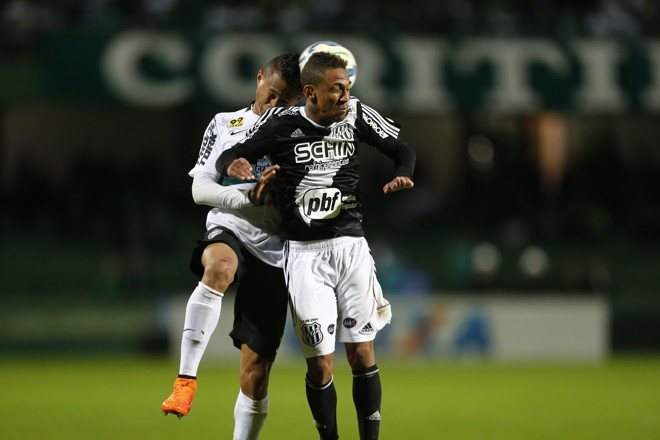 Rodrigo Ramos teve dificuldade para marcar o lateral-esquerdo Gilson,, da Ponte. | Albari Rosa/Gazeta do Povo