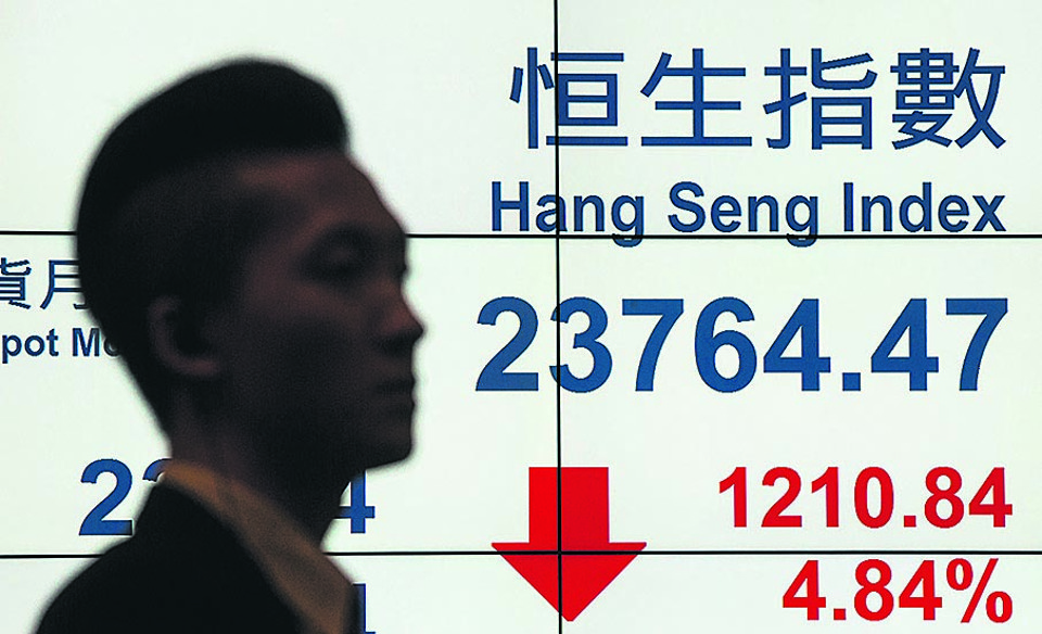 Em cerca de 20 dias, o mercado chinês perdeu um terço do valor. | TYRONE SIU/REUTERS
