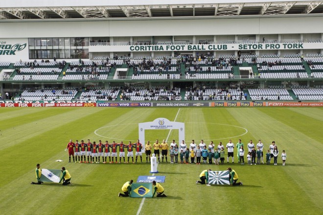 Coritiba e Joinville alinhados antes da partida no Couto Pereira. | Foto: Daniel Castellano/Gazeta do Povo
