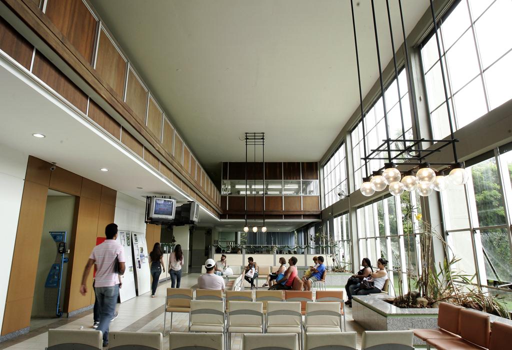 Interior da sede da prefeitura: atendimento em meio-expediente. | Josue Teixeira/Gazeta do Povo/Arquivo