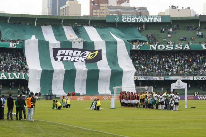 Bandeirão da torcida do Coritiba nas arquibancadas. | Foto: Daniel Castellano/Gazeta do Povo