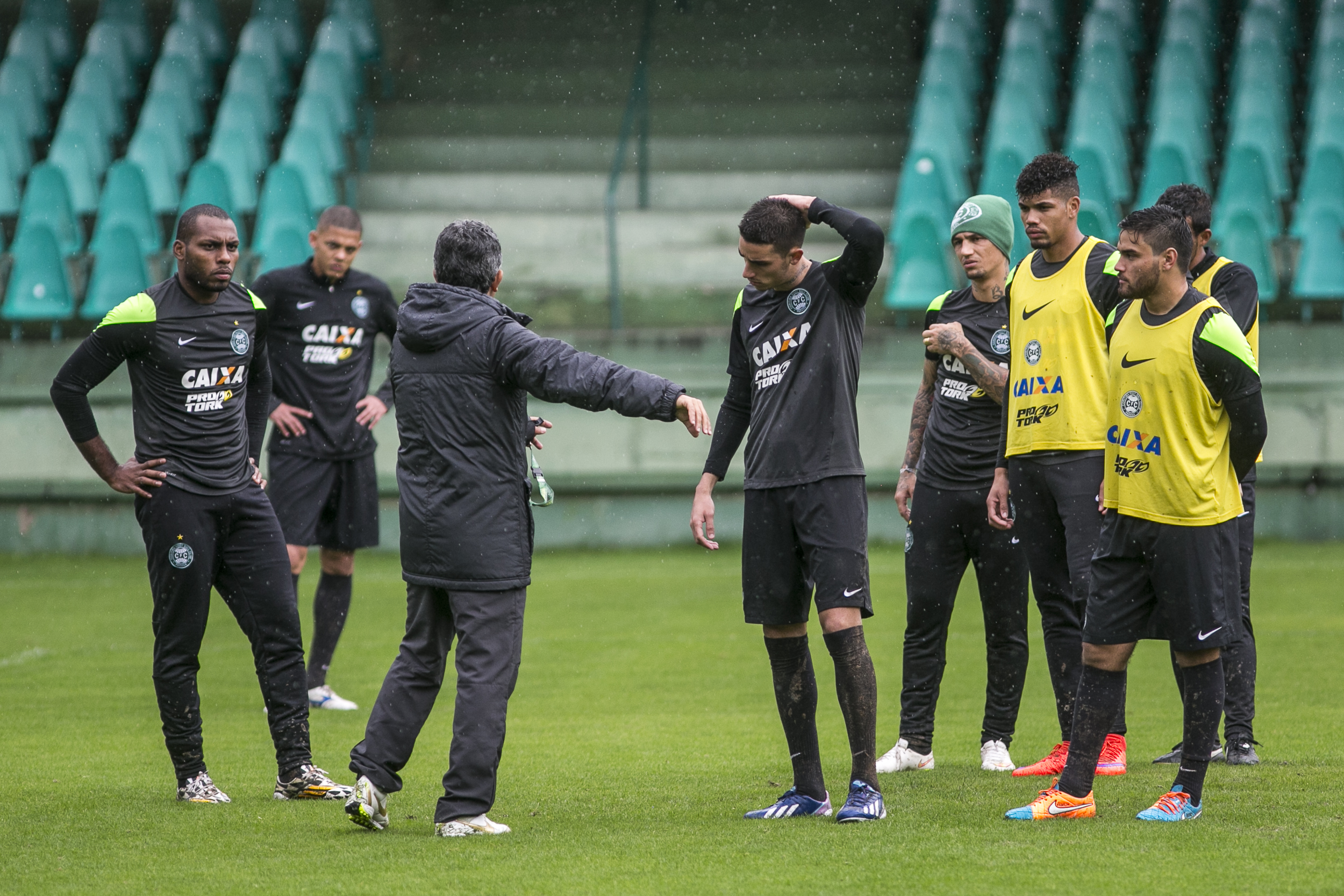 Ney Franco conversa com o elenco no último treino antes do jogo: Coxa tem de buscar o resultado. | Marcelo Andrade/Gazeta do Povo