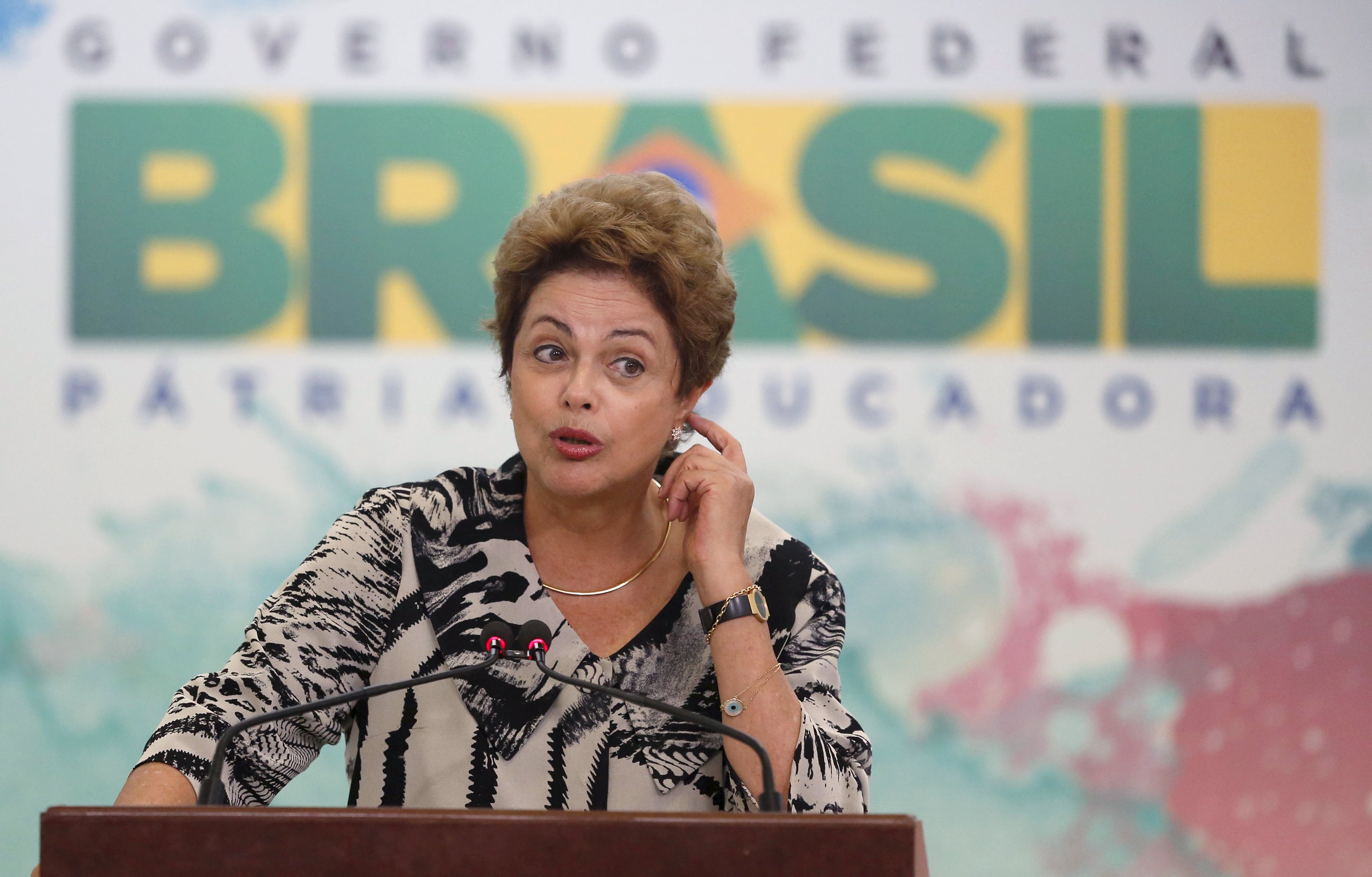 Dilma, ao acusar a oposição de ser golpista, trouxe o assunto para a agenda. A oposição, por sua vez, diz que o PT é que é golpista. | Bruno Domingos/Reuters