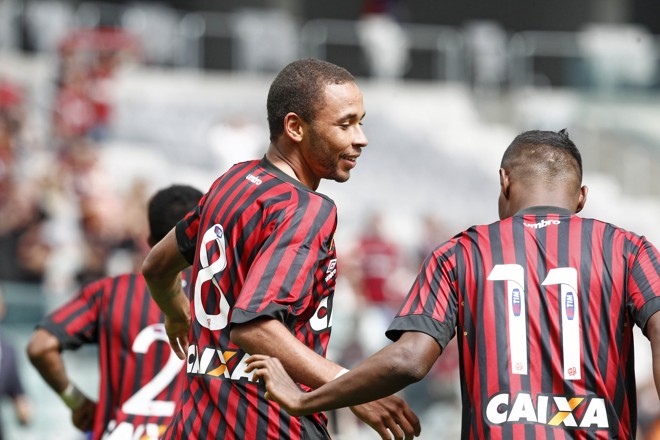 Volante Hernani comemora o gol da vitória do Atlético sobre a Chapecoense com Nikão. | Antônio More/Gazeta do Povo