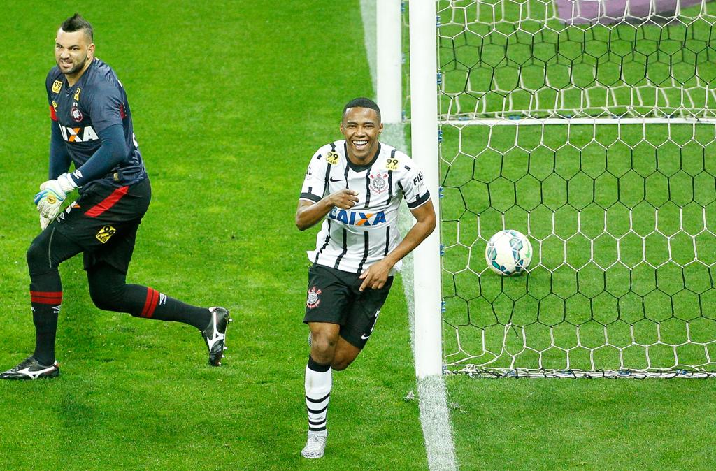 Elias comemora o primeiro gol do Corinthians: Furacão passou de melhor a décima melhor defesa do campeonato em seis rodadas. | Rodrigo Coca/Folhapress