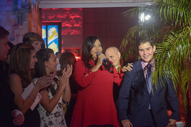 A cantora de origem judaica Fortuna veio de São Paulo especialmente para cantar no prestigiado Bar Mitzvah de Benjamin Czerny Zugman, realizado no Centro Israelita do Paraná no último dia 27. A elegante festa teve a assinatura de Marcos Soares. | Gus Benke