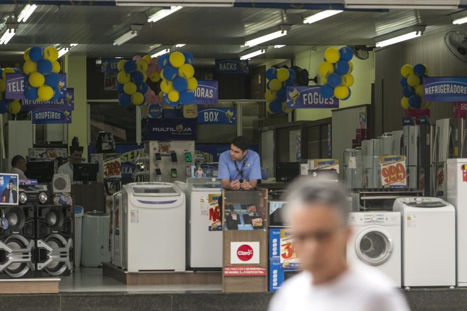 Vendedor à espera de clientes, em Curitiba: desempenho do varejo nacional caiu 0,9% frente a abril. | Marcelo Andrade/Gazeta do Povo