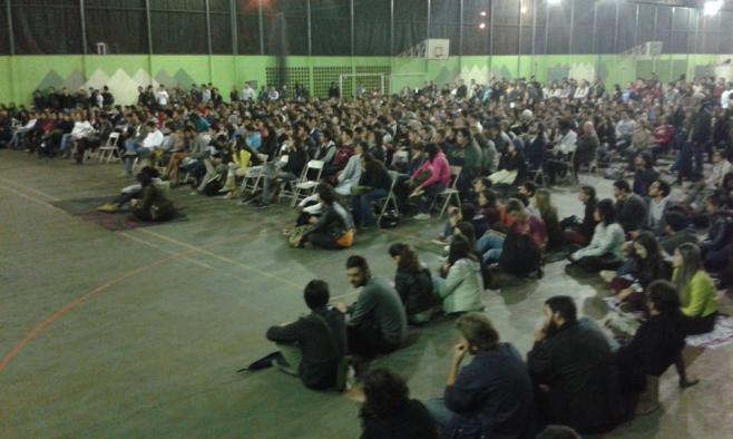 Cerca de 1,4 mil estudantes estiveram presentes à assembleia | Divulgação/