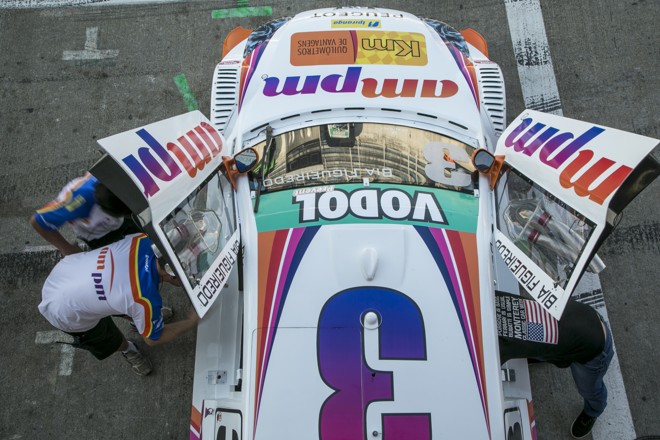 Enquanto Bia Figueiredo não chega, a equipe finaliza os acertos do carro da piloto. | Marcelo Andrade/Gazeta do Povo