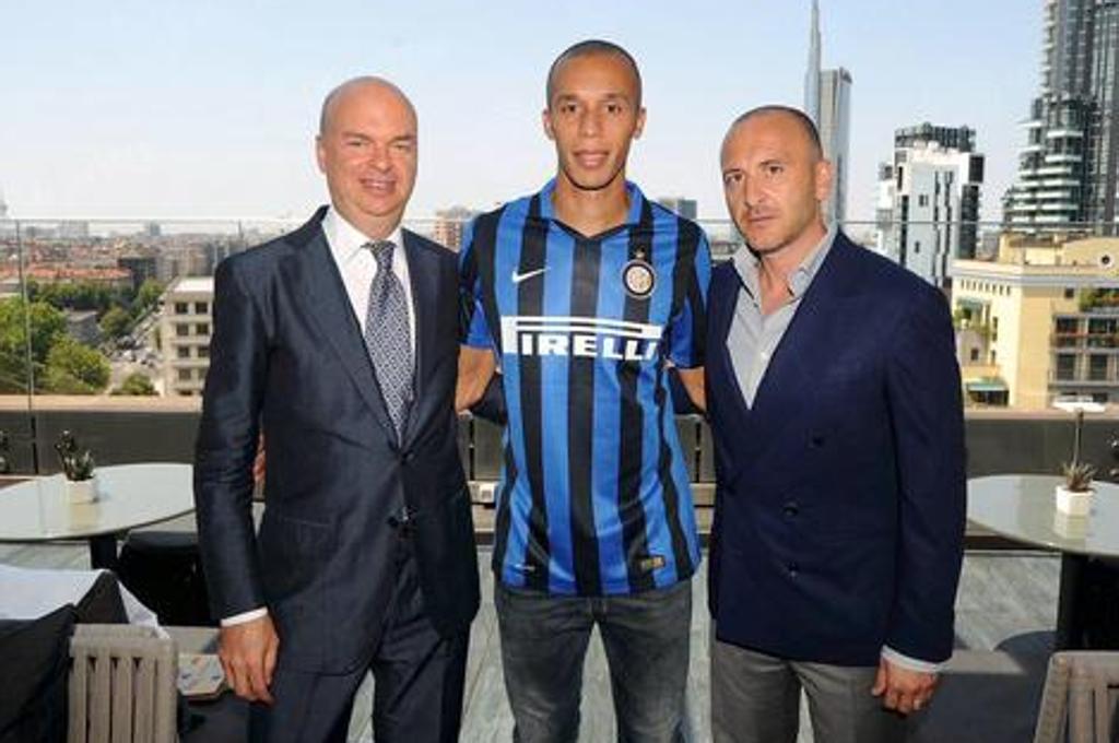 O zagueiro Miranda já posou com a nova camisa. | Internazionale/Reprodução/Twitter