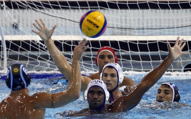 Partida de polo aquático entre Argentina (touca escura) e Cuba (toucas brancas). | Javier Etxezarreta/EFE