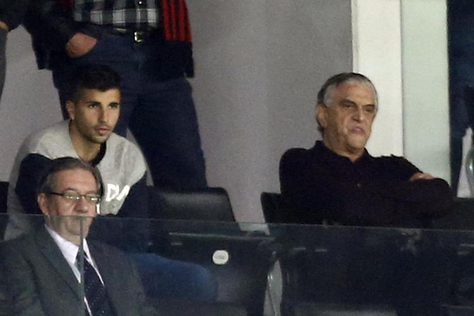 Lucas Mugni com Mario Celso Petraglia na Arena: meia argentino está fechando empréstimo para vir ao Atlético. | Albari Rosa/Gazeta do Povo