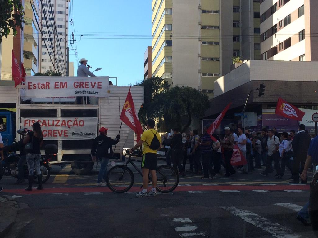 Manifestantes passam pela rua Mariano Torres | Marcelo Rodrigues/Arquivo Pessoal