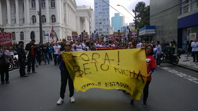 Em meio aos gritos contra o governo Federal, sobrou também para o governador Beto Richa. | Aniele Nascimento/Gazeta do Povo