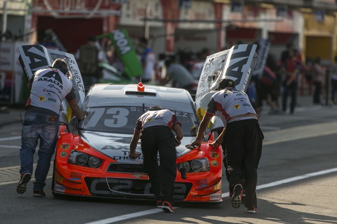 Mecânicos devolvem o carro de Sérgio Jimenez para os boxes. | Marcelo Andrade/Gazeta do Povo