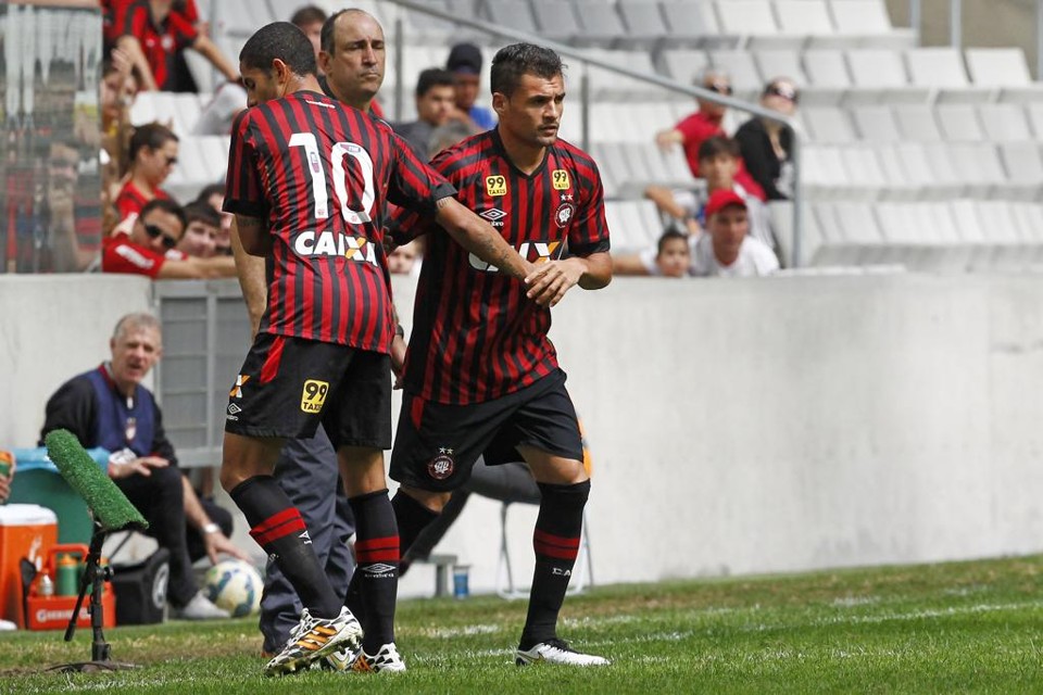 Paulinho Dias entra no lugar  no lugar de Ytalo e agradou o técnico Milton Mendes. | Antônio More/Gazeta do Povo