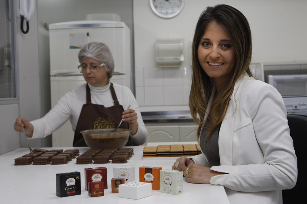 Maria Carolina cuida do marketing da empresa criada  a partir do doce batizado de Benedito. | Aniele Nascimento/Gazeta do Povo