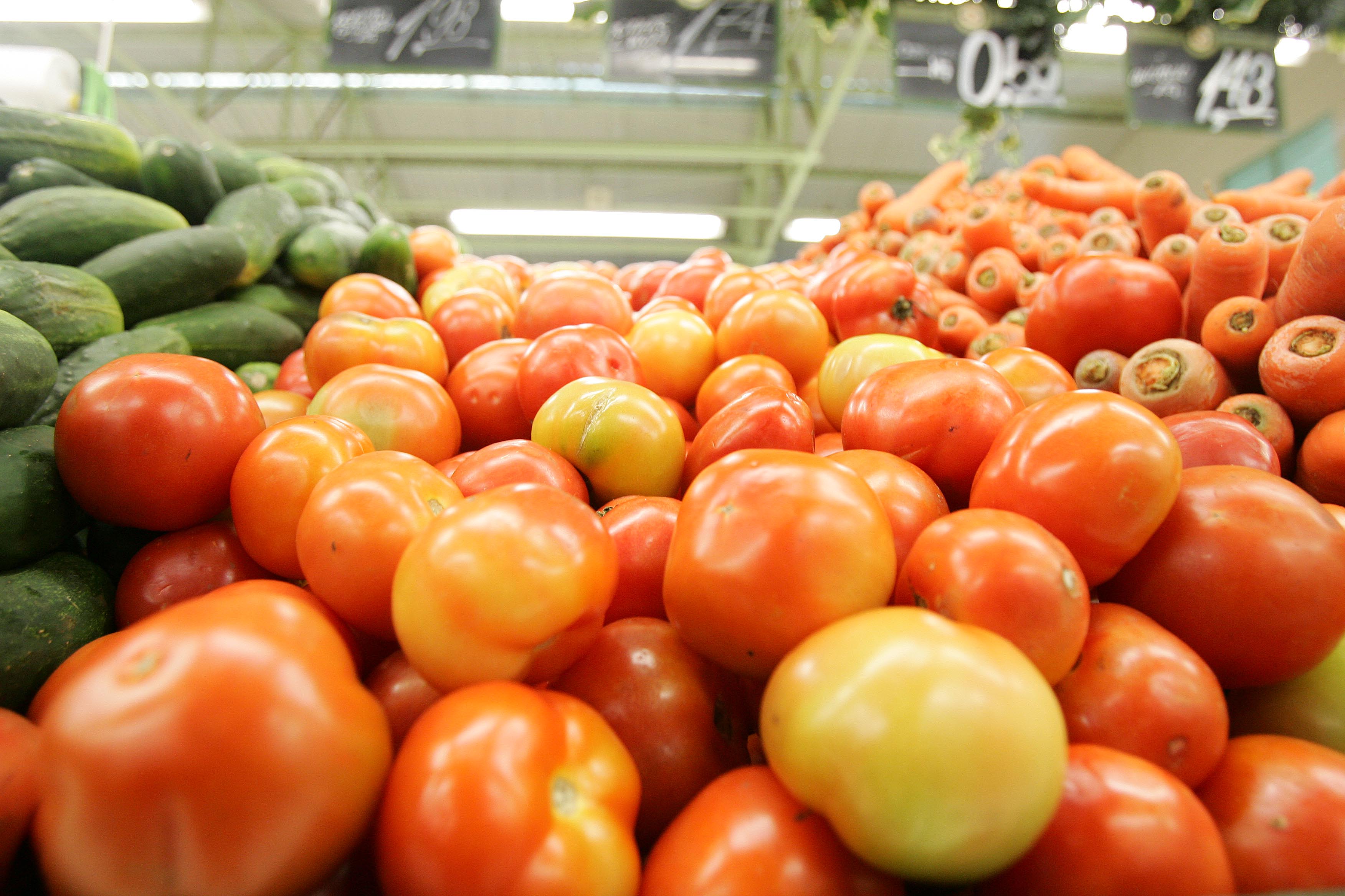 Alimentos como o tomate e a cebola e o reajuste nos jogos de azar pressionaram o IPCA de junho. | Ivonaldo Alexandre/Gazeta do Povo