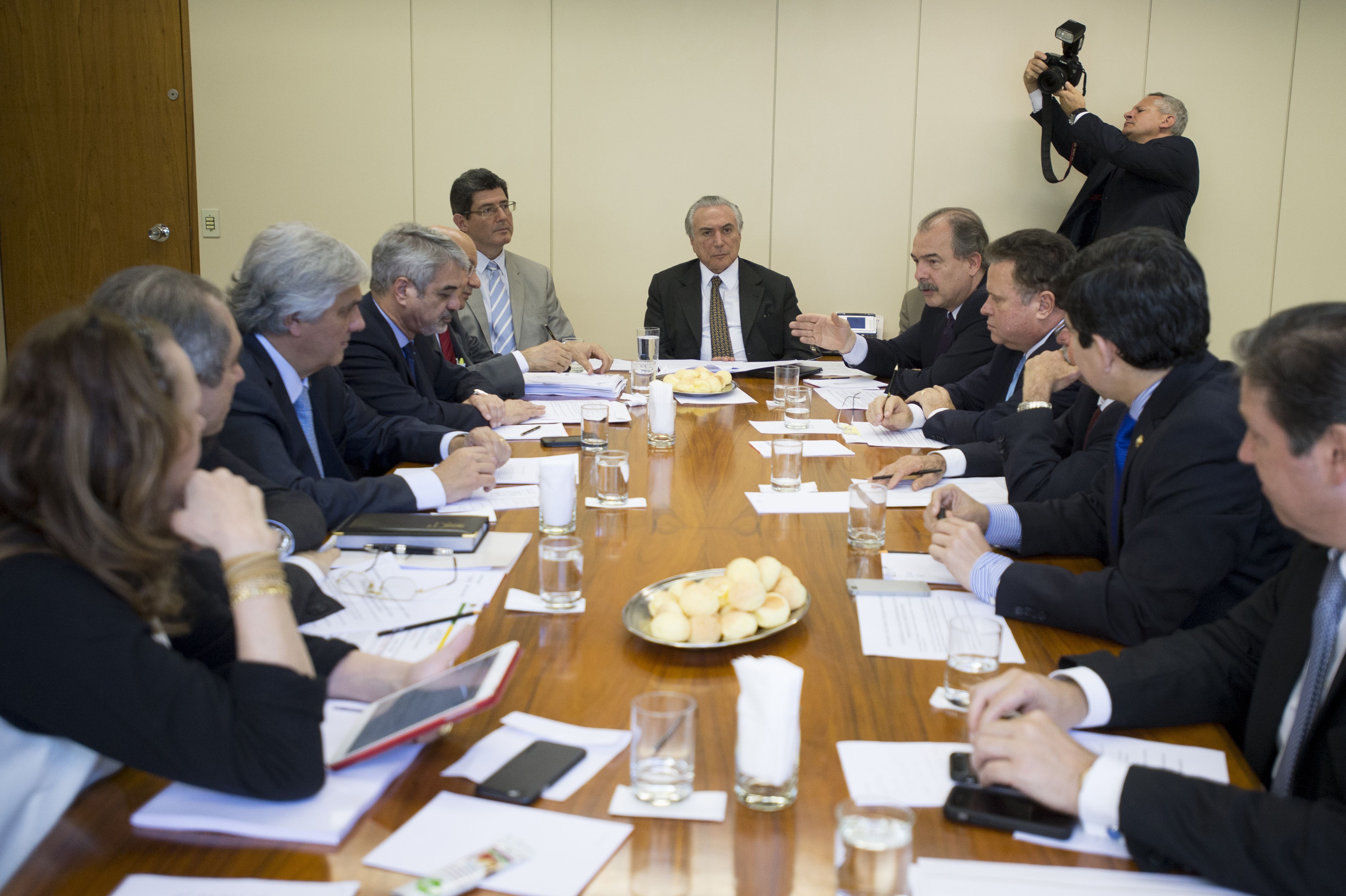 Michel Temer em reunião com ministros e aliados do governo: segundo escalão foi dividido. | Marcelo Camargo/Agência Brasil