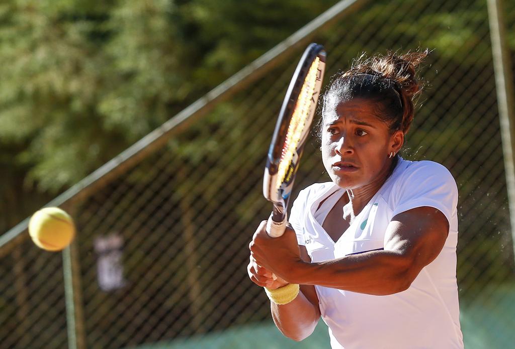 A brasileira Teliana Pereira precisou de 3h24 para superar a eslovaca Kristina Kucova no WTA de Bucareste. | Hugo Harada/Gazeta do Povo